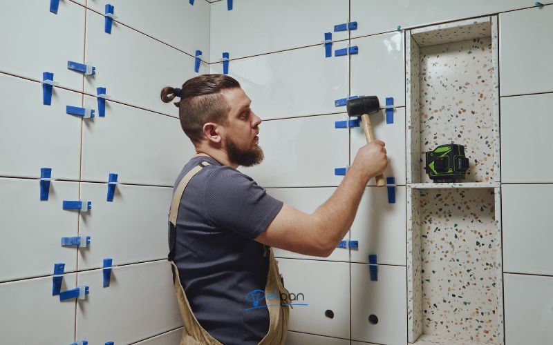 Układanie płytek ceramicznych z systemami poziomowania